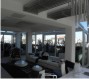 Living.<br />Illuminazione: sul tavolo da pranzo lampadari “High Tech Falls“, in mezzo lampadario “ice chandelier”.